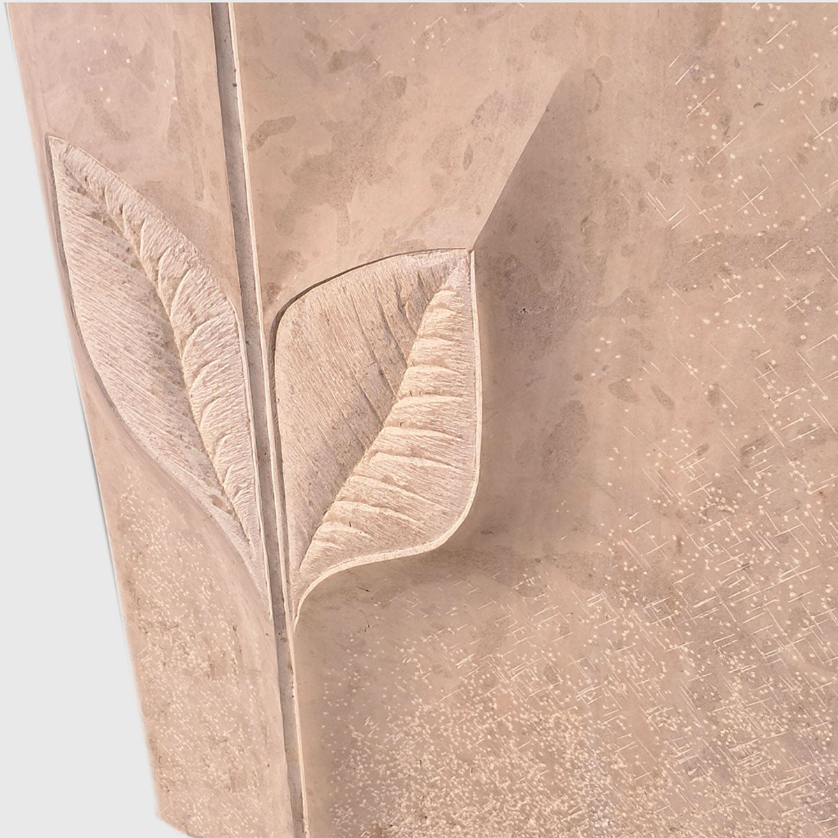 Grabstein aus Ocean Beige Marmor mit Blatt Ornament