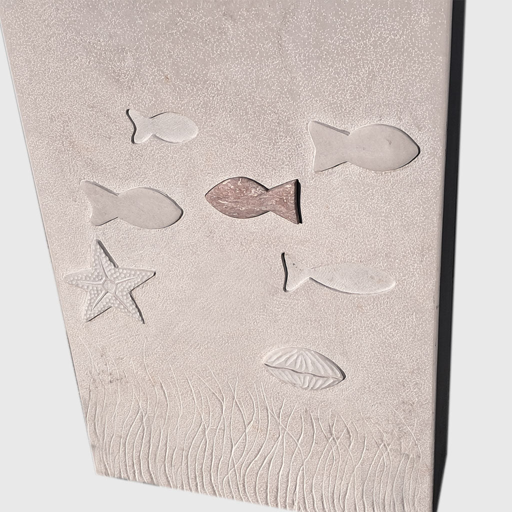 Grabstein aus Ocean Beige Marmor mit Wellen, Fischen, Muscheln und Seestern