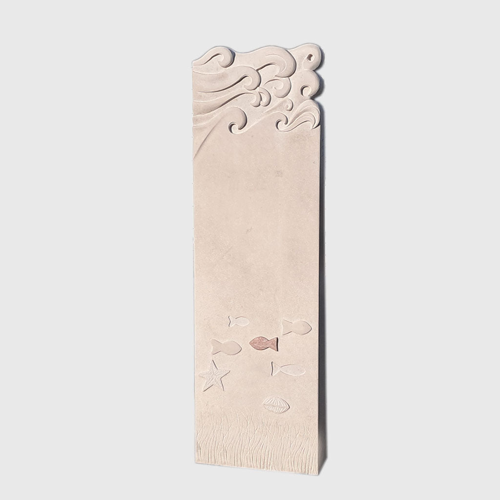 Grabstein aus Ocean Beige Marmor mit Wellen, Fischen, Muscheln und Seestern