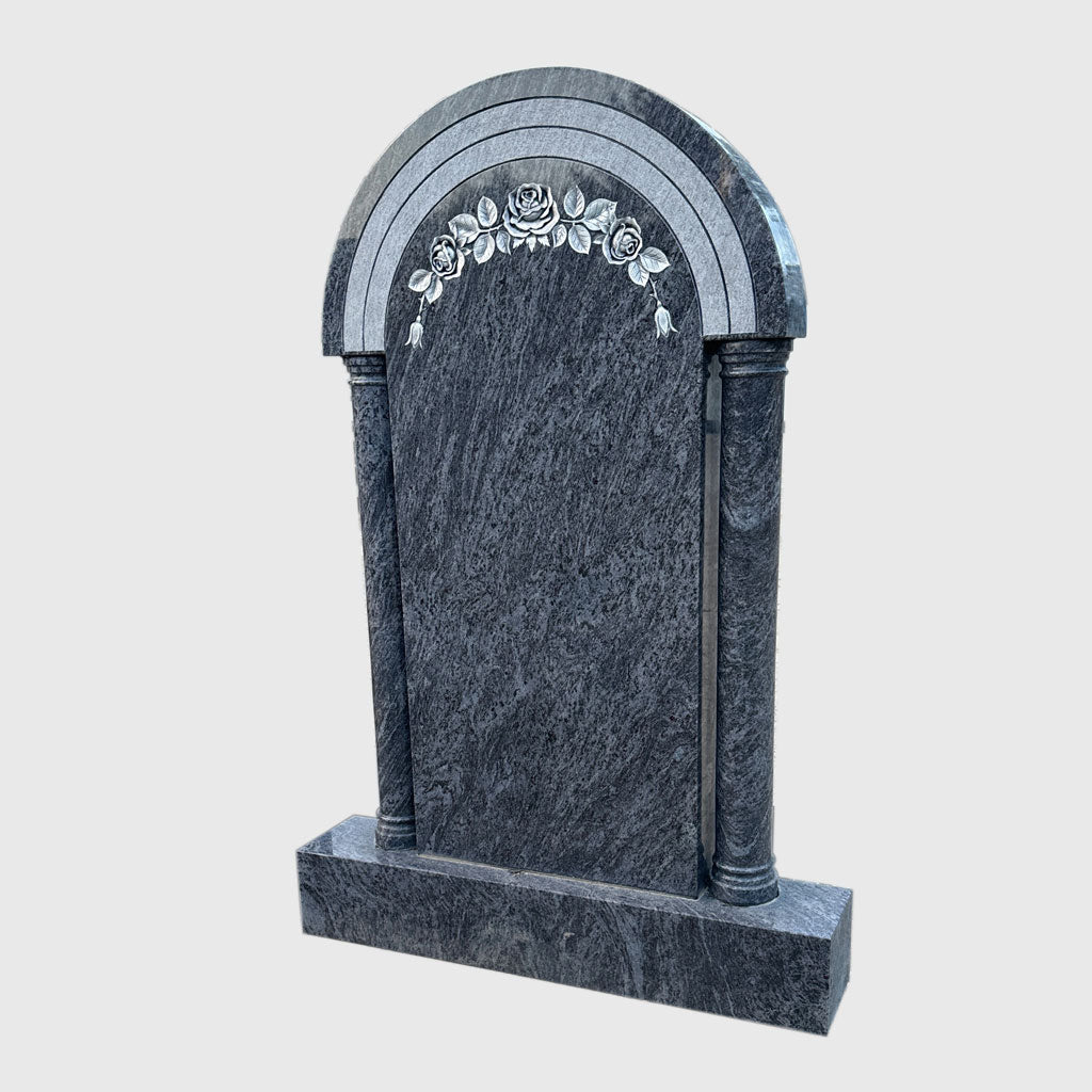 Grabstein aus Orion Blue Granit mit Säulen und Rosenornament – Stone Lounge