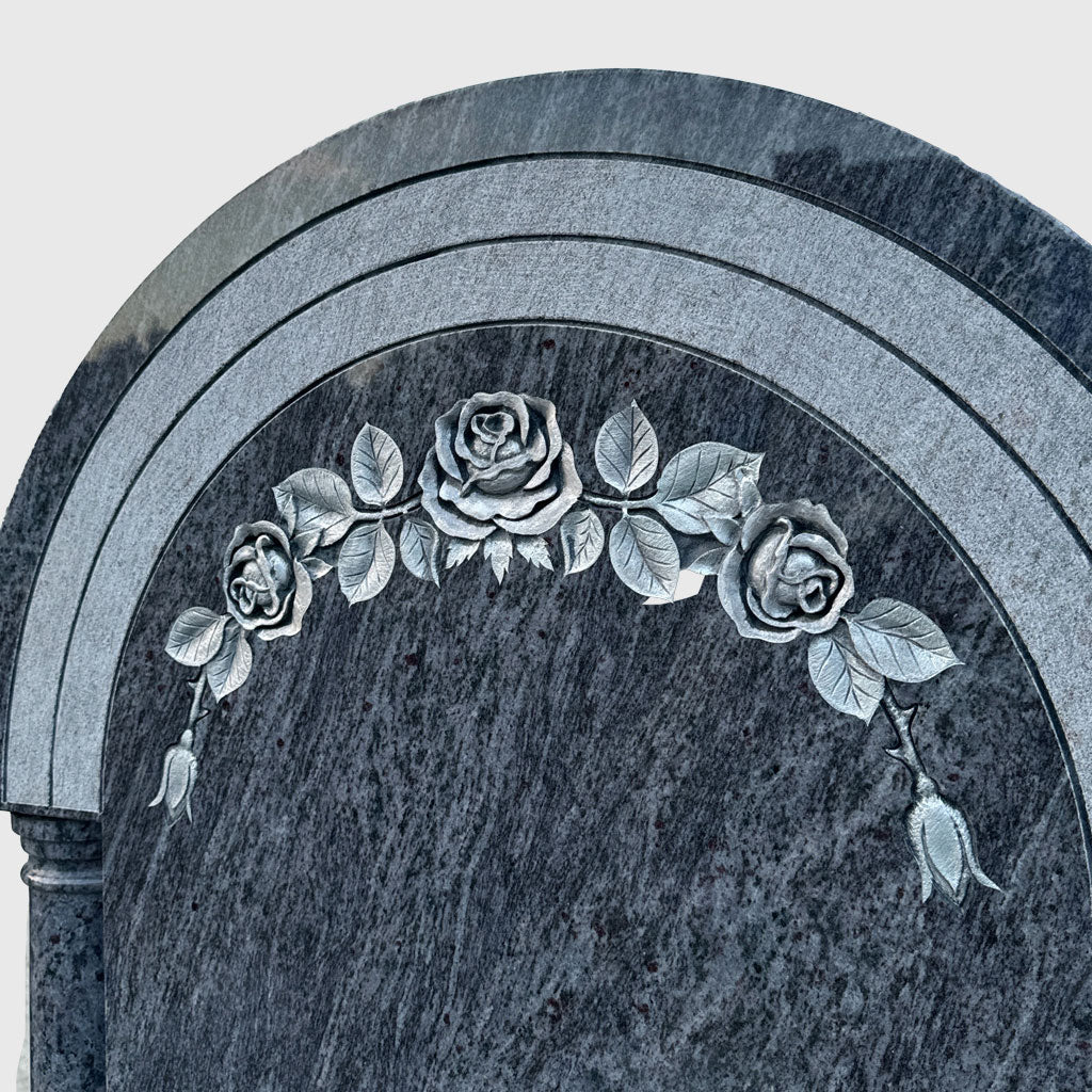Grabstein aus Orion Blue Granit mit Säulen und Rosenornament – Stone Lounge