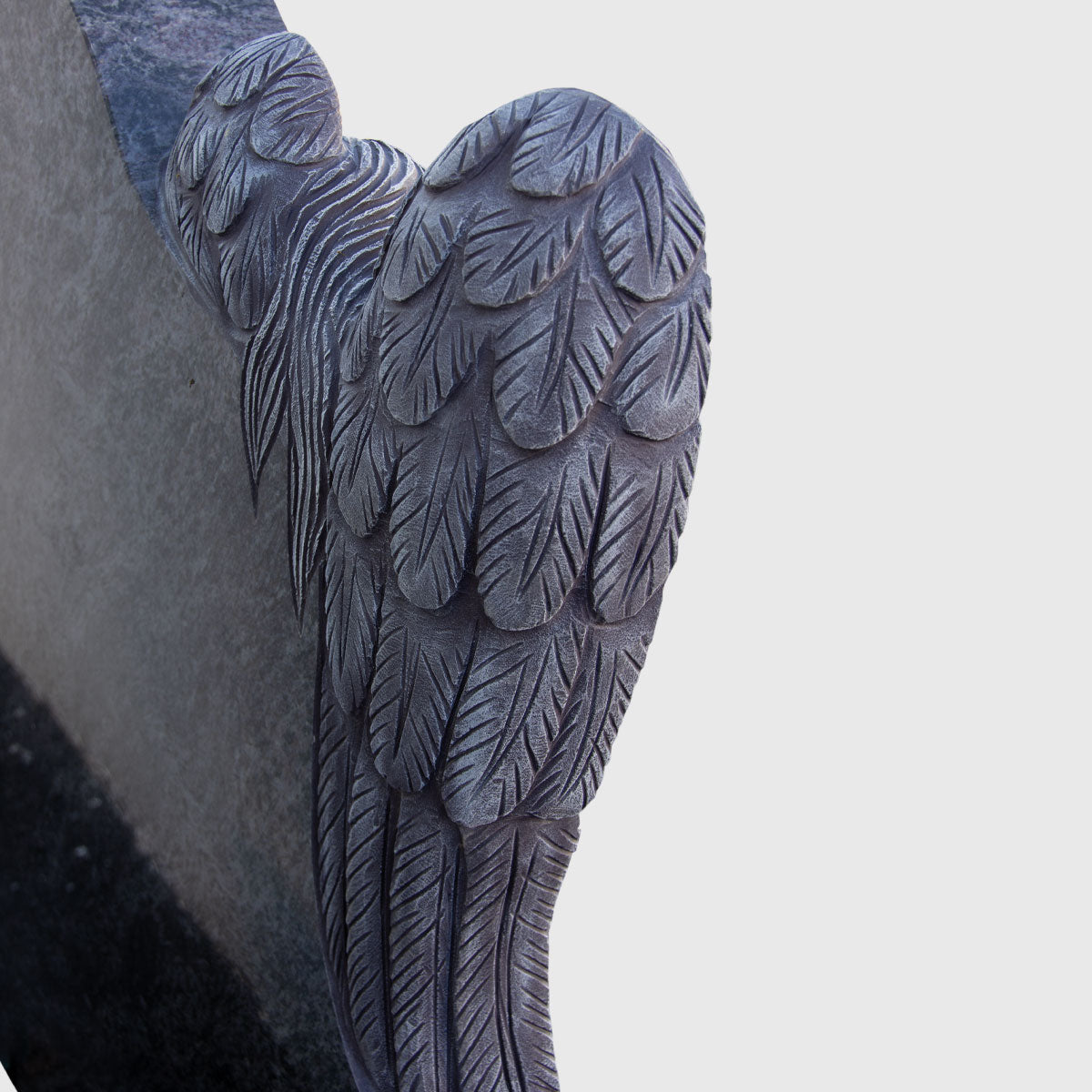 Grabstein aus Orion Blue Granit mit Engel-Skulptur