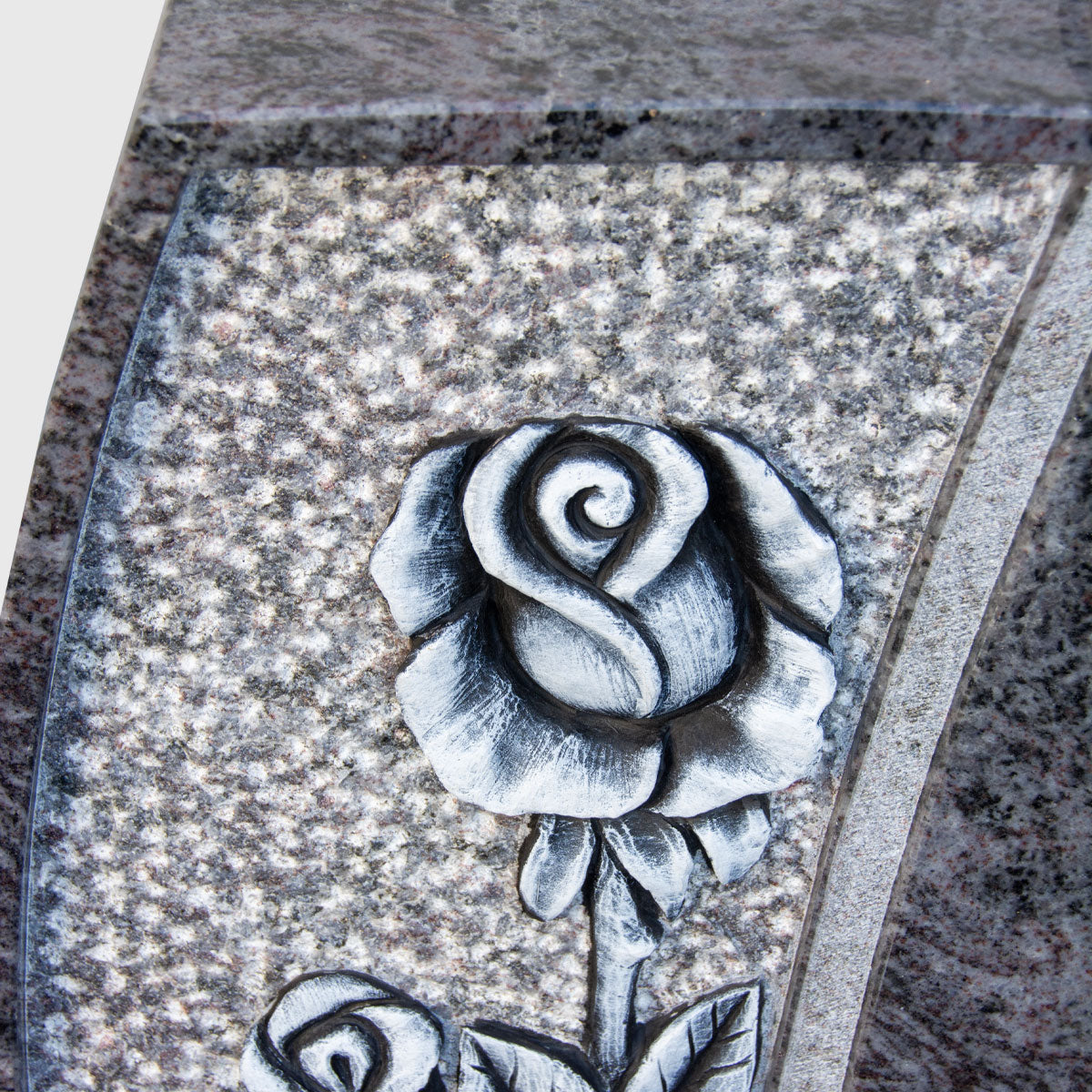 Grabstein aus Orion Blue Granit mit Rosenornament – elegantes Naturstein-Grabmal in dunkelblauer Farbgebung
