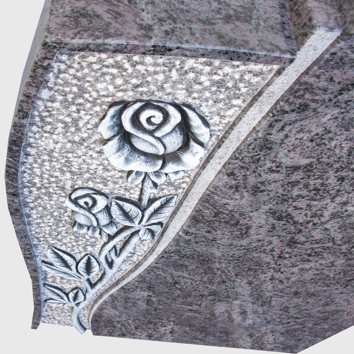 Grabstein aus Orion Blue Granit mit Rosenornament – elegantes Naturstein-Grabmal in dunkelblauer Farbgebung