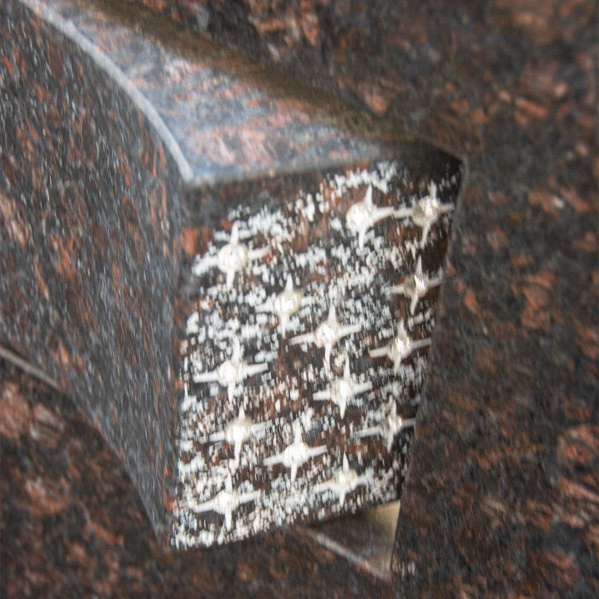 Grabstein aus Tan Brown Granit mit Kreuzdesign – polierte Oberfläche von Stone Lounge