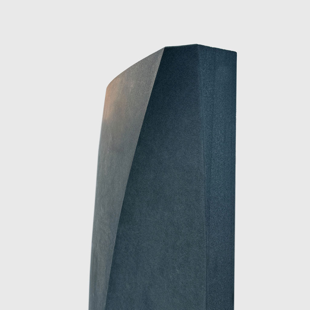 Moderner Grabstein aus Padang Dunkel Granit – seidenmatt geschliffen – Stone Lounge