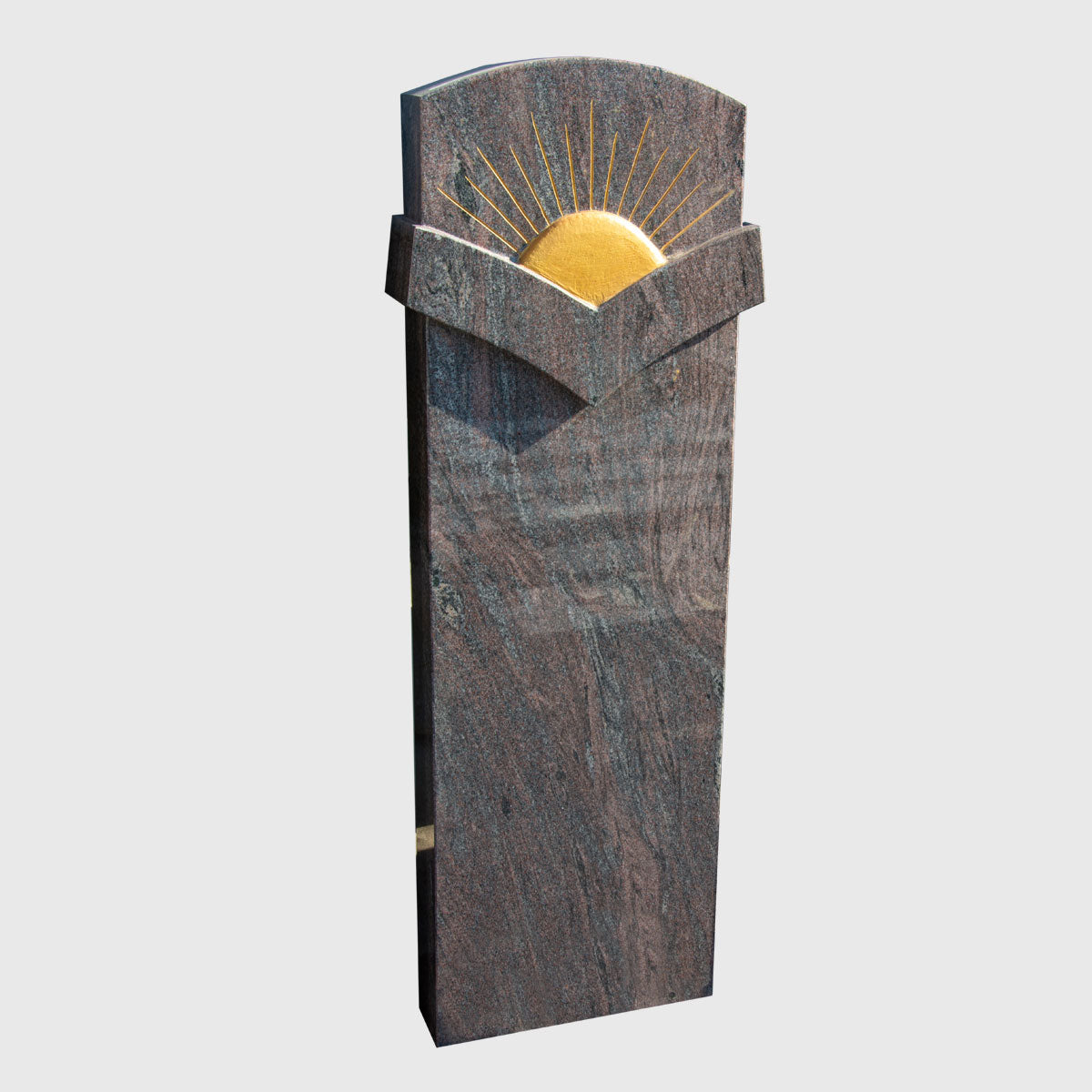 Stele aus Paradiso Classic Granit mit goldfarbener Sonne – elegantes Naturstein-Grabmal mit einzigartiger Maserung