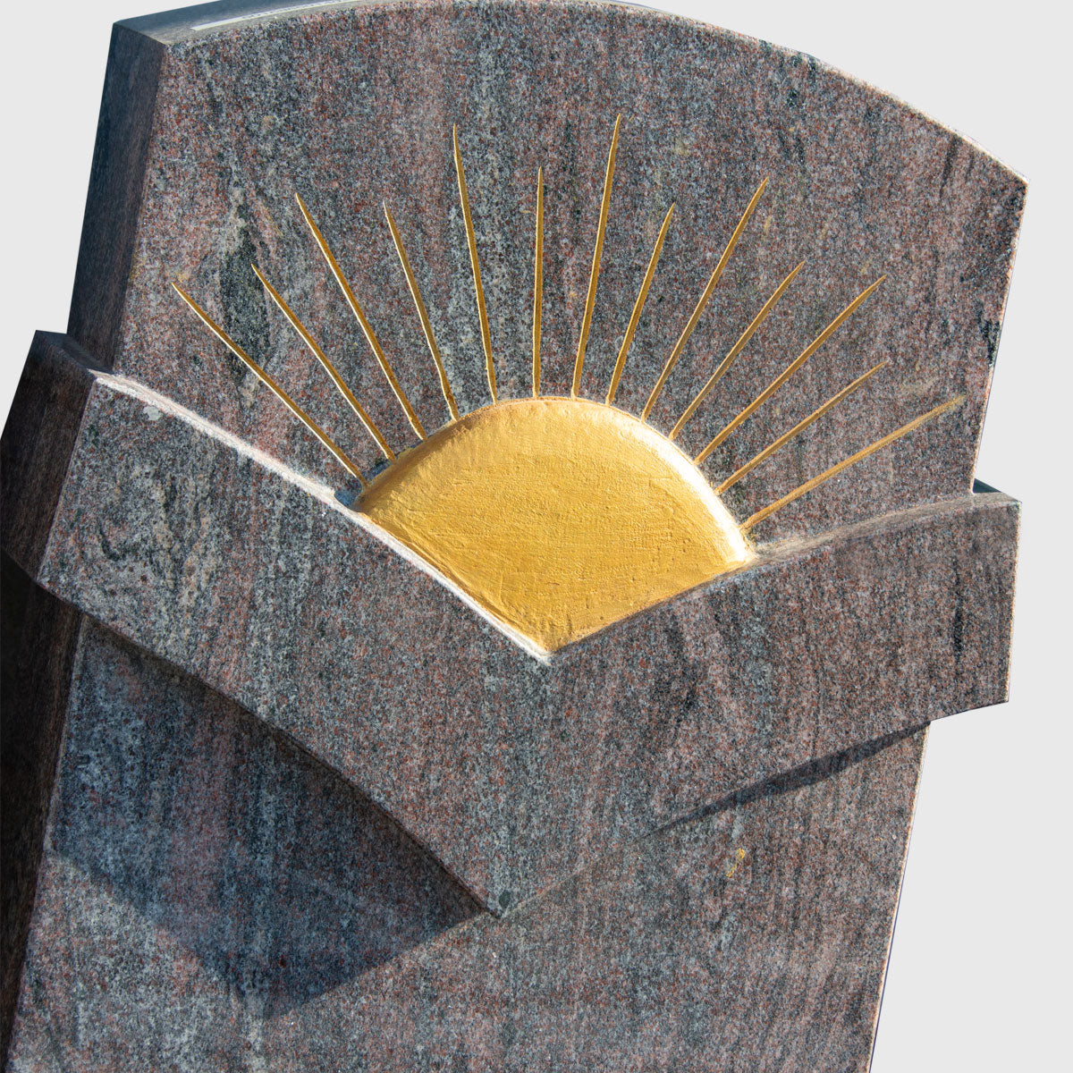 Stele aus Paradiso Classic Granit mit goldfarbener Sonne – elegantes Naturstein-Grabmal mit einzigartiger Maserung
