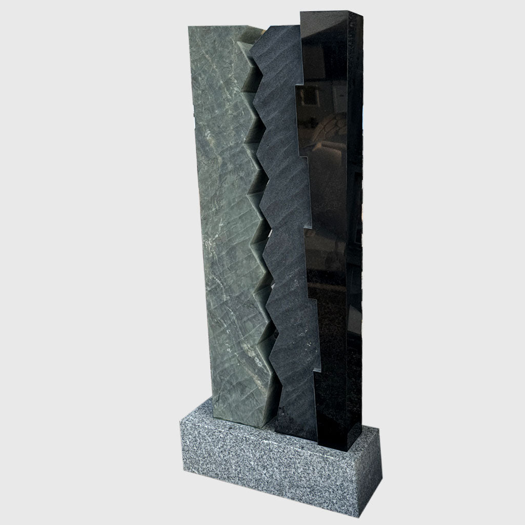Grabstein in Stelenform aus Premium Black und Picasso Green mit Sockel aus Neuhauser Granit – moderner, kontrastreicher Naturstein