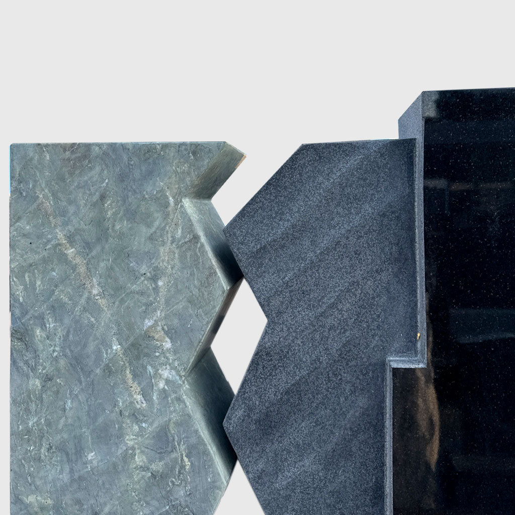 Grabstein in Stelenform aus Premium Black und Picasso Green mit Sockel aus Neuhauser Granit – moderner, kontrastreicher Naturstein