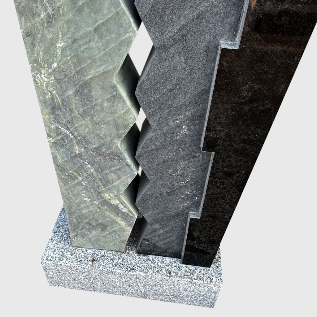Grabstein in Stelenform aus Premium Black und Picasso Green mit Sockel aus Neuhauser Granit – moderner, kontrastreicher Naturstein