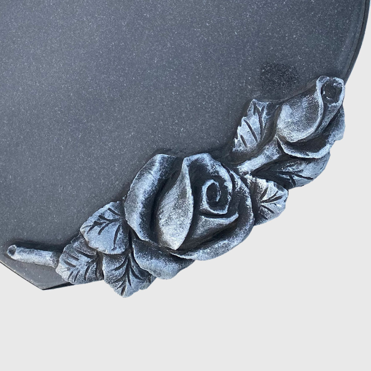 Liegender Herz-Gedenkstein aus Premium Black Granit mit grauer Rose – optional mit Ritzbild und in Orion Blue, Himalaya, Indisch Aurora oder Star Galaxy erhältlich