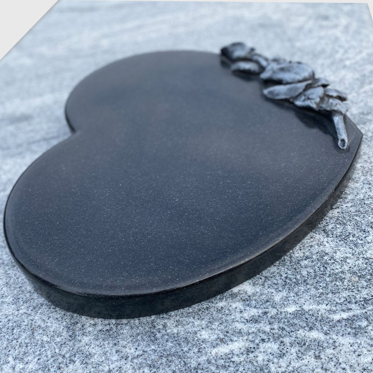 Liegender Herz-Gedenkstein aus Premium Black Granit mit grauer Rose – optional mit Ritzbild und in Orion Blue, Himalaya, Indisch Aurora oder Star Galaxy erhältlich