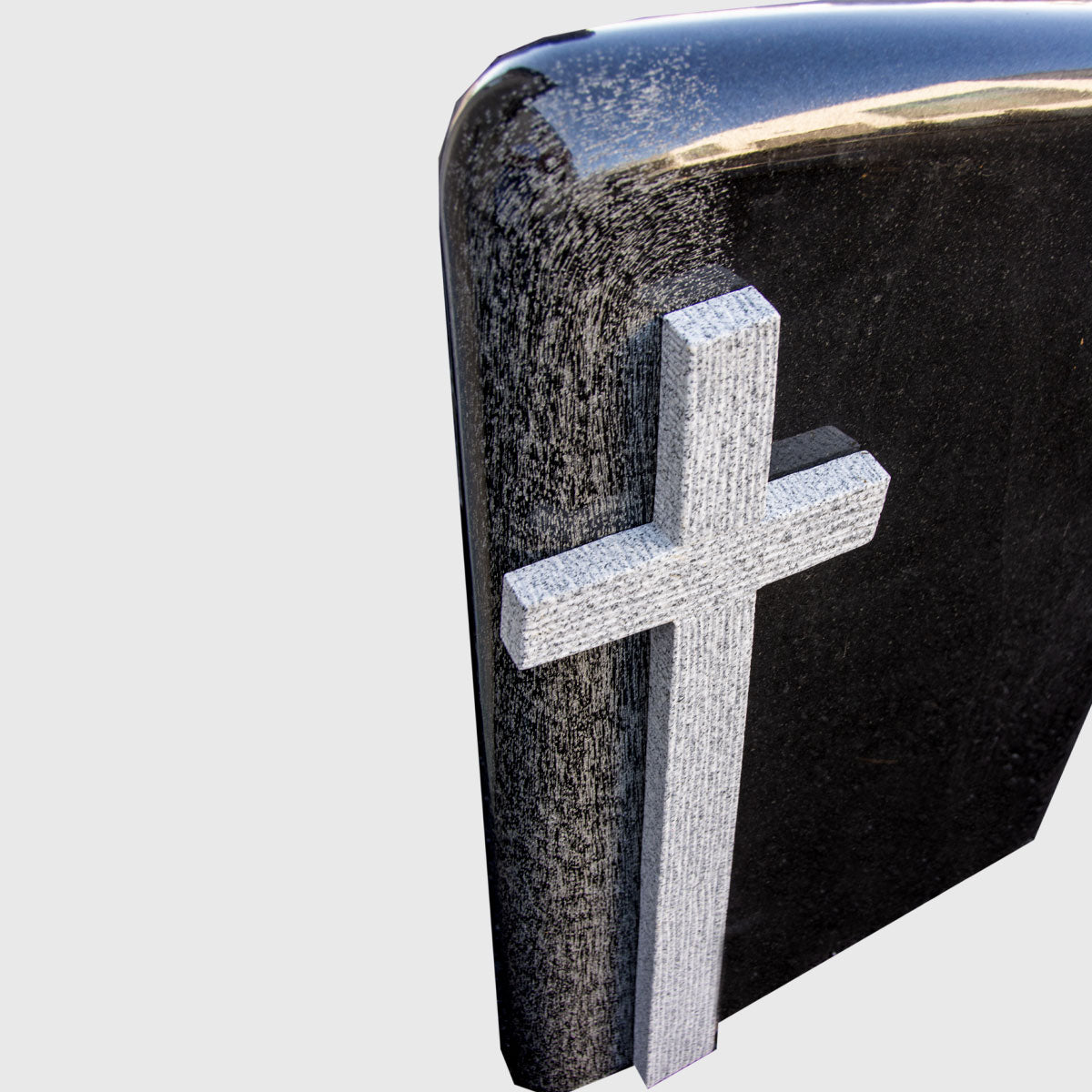 Grabstein aus Premium Black Granit mit seitlichem Kreuz aus Viscount White