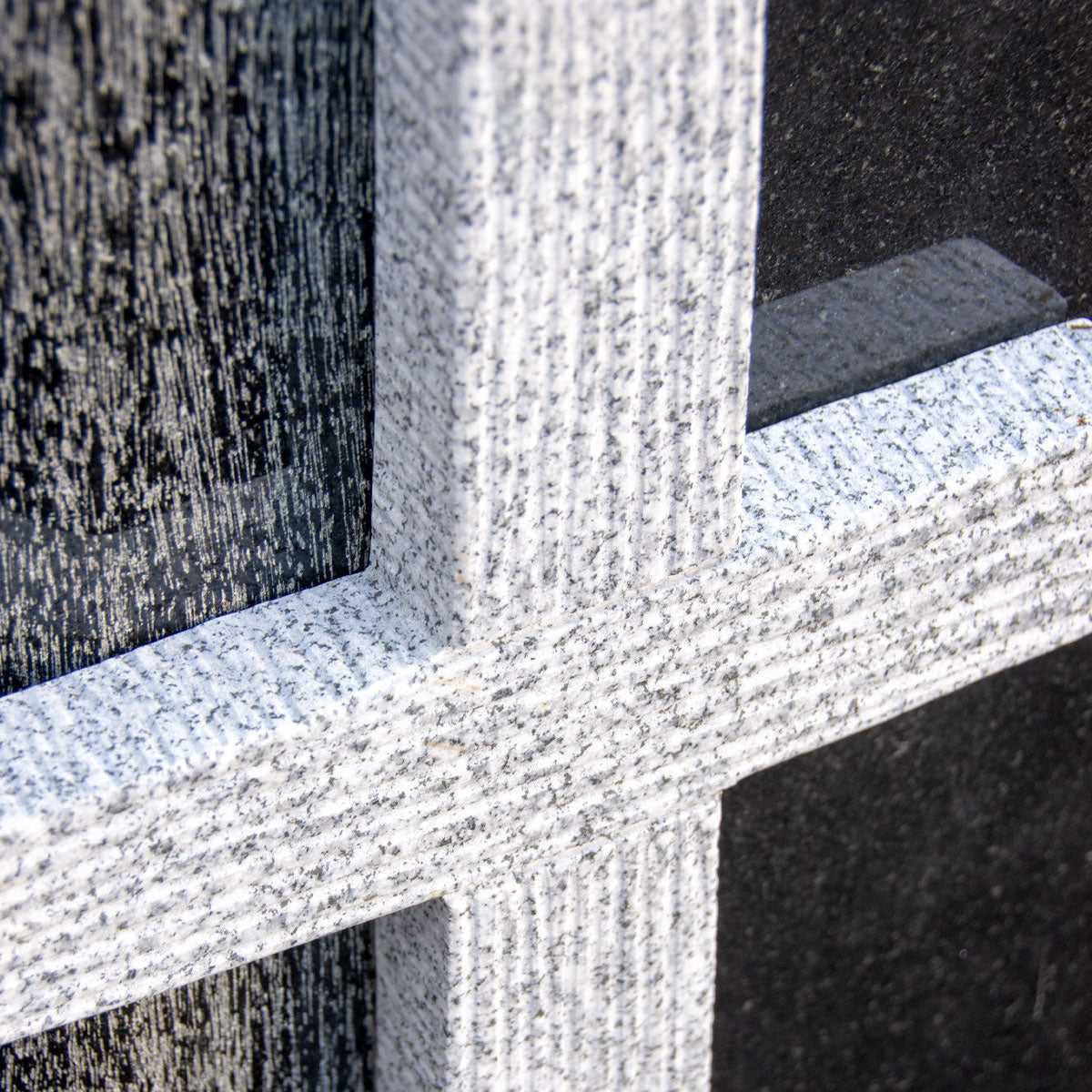 Grabstein aus Premium Black Granit mit seitlichem Kreuz aus Viscount White