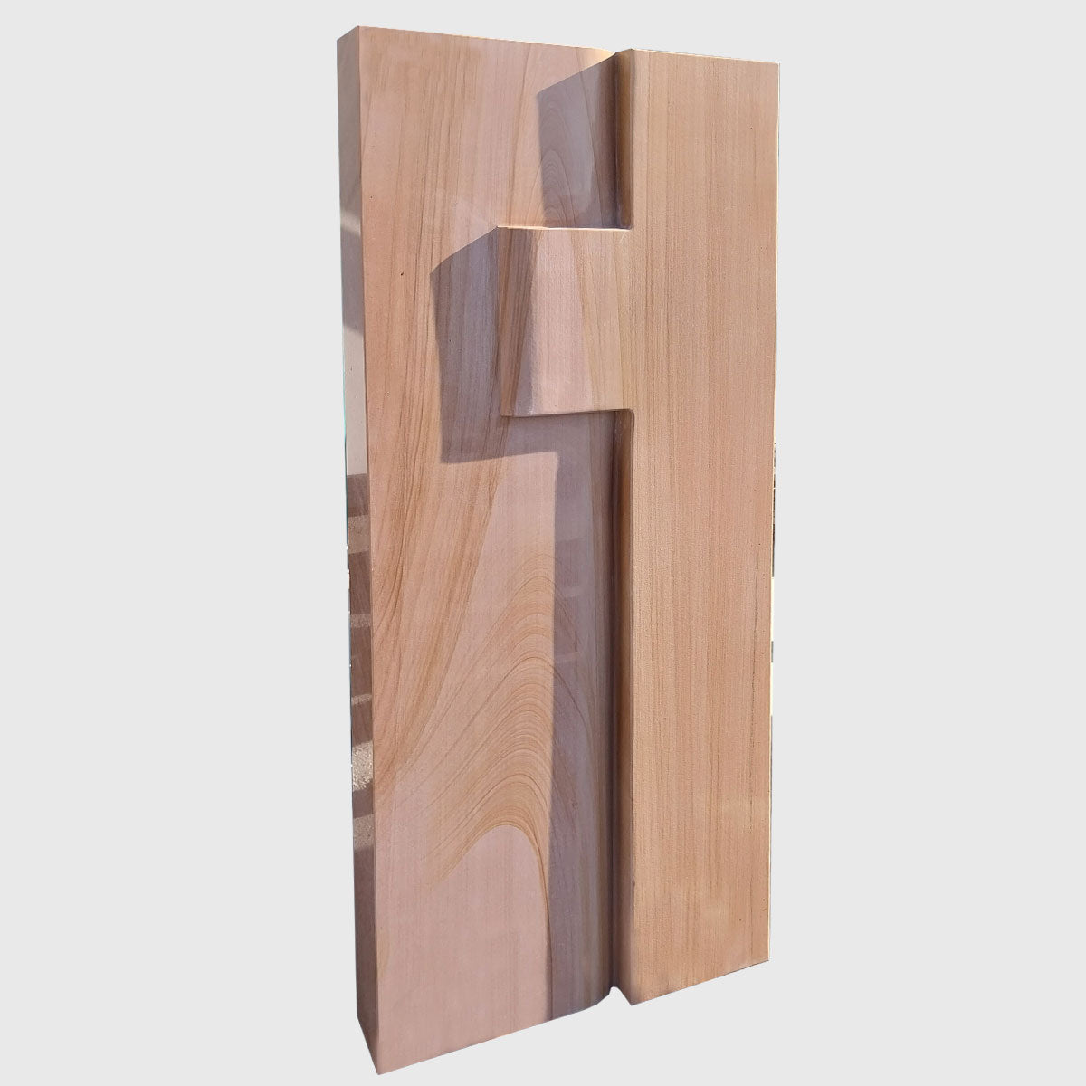 Grabstein aus Wonderwood Quarzit in Holzoptik mit Kreuzsymbol.