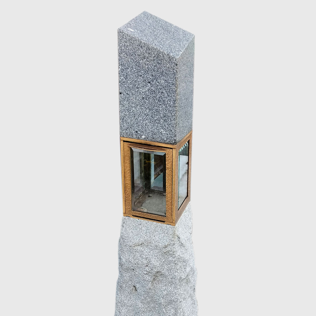 Grabstein aus Gebhartser Granit und Sockel aus Steinwalder Granit