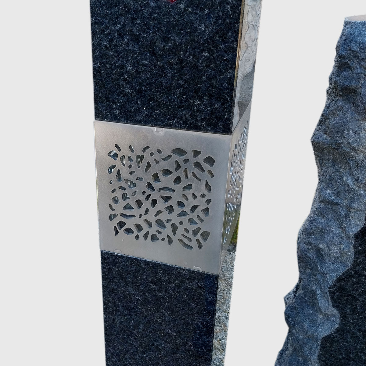 Moderner Grabstein aus Angola Blue Granit mit in die Stele integrierter Edelstahl Laterne und Sockel