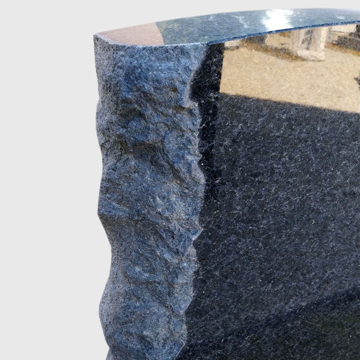 Moderner Grabstein aus Angola Blue Granit mit in die Stele integrierter Edelstahl Laterne und Sockel