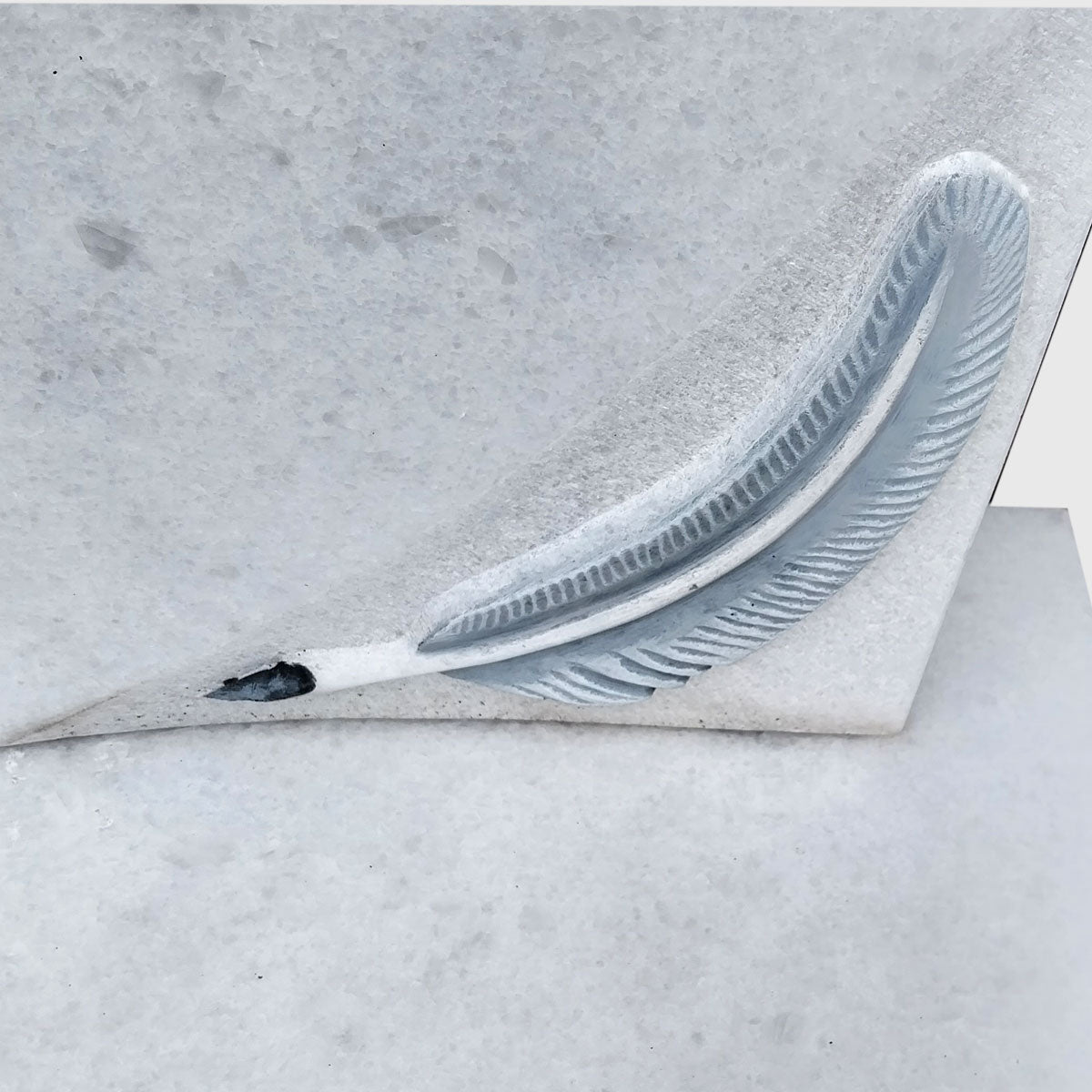 Grabstein und Sockel aus Naxos Marmor Semi White