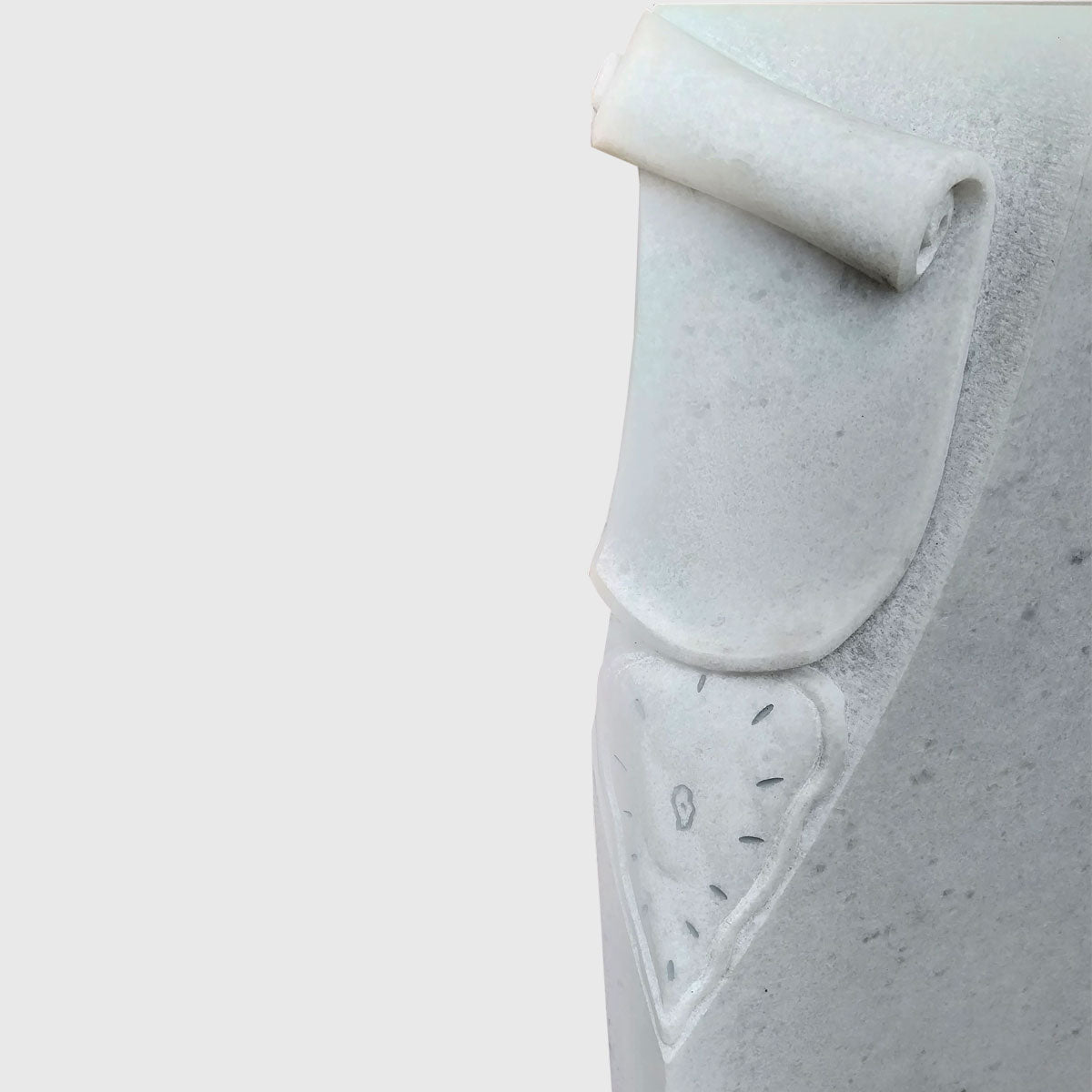 Grabstein und Sockel aus Naxos Marmor Semi White
