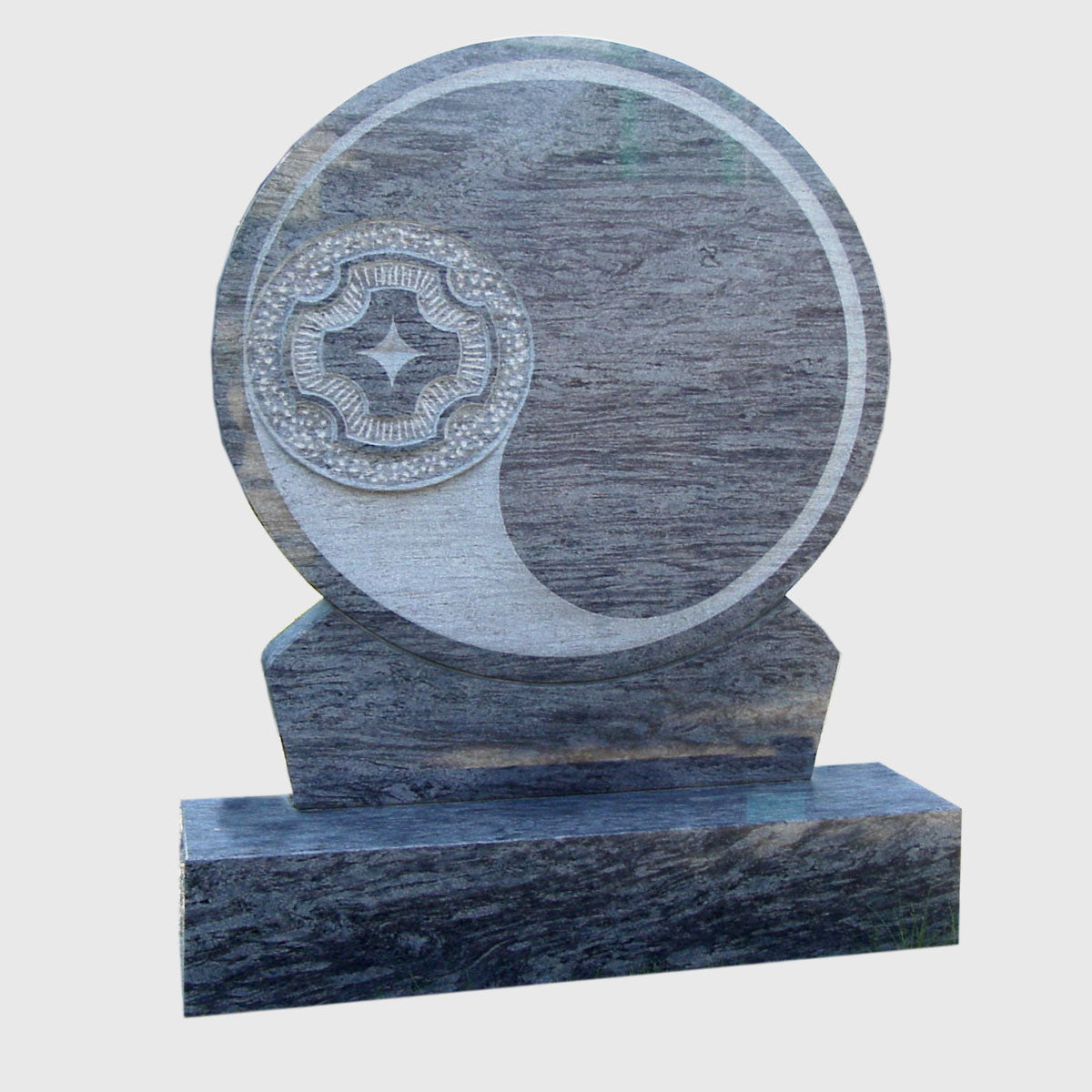 Runder Grabstein aus Orion Blue Granit mit Ornament