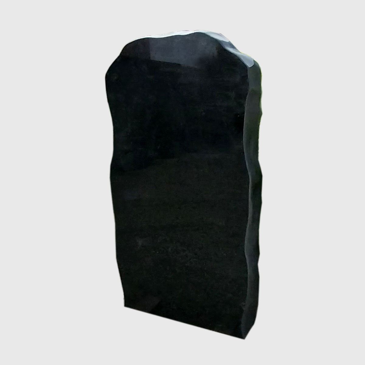 Grabstein aus Schwarzschwedischem Granit mit polierter Fläche und naturbelassenen Kanten – elegantes schwarzes Granit-Grabmal