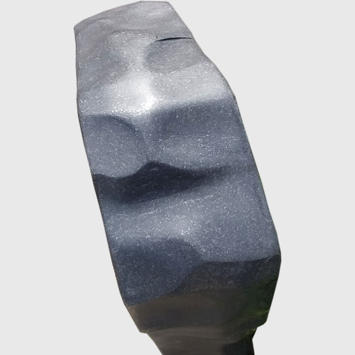 Grabstein aus Schwarzschwedischem Granit mit polierter Fläche und naturbelassenen Kanten – elegantes schwarzes Granit-Grabmal