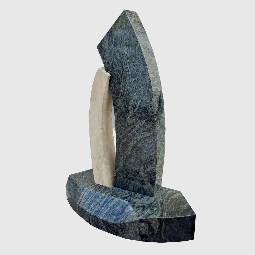 Moderner Grabstein aus Verde Sanfrancisco Granit mit geschwungener Form und hellem Naturstein-Element