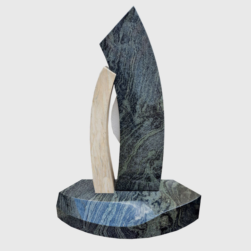 Moderner Grabstein aus Verde Sanfrancisco Granit mit geschwungener Form und hellem Naturstein-Element