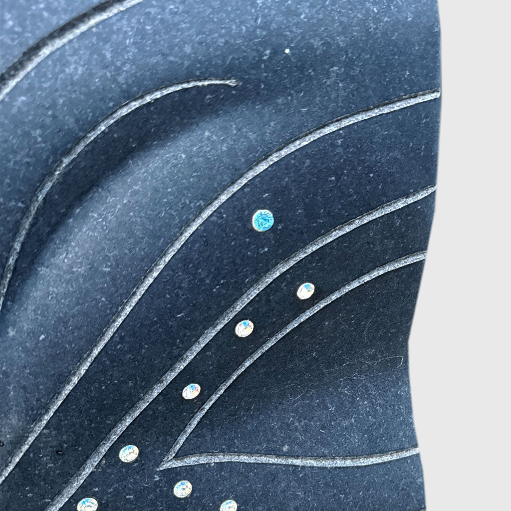 Grabstein aus Schwarzschwedischem Granit in Stelenform, matt geschliffen, mit Ornament und Strasssteinen – modernes, edles Naturstein-Grabmal