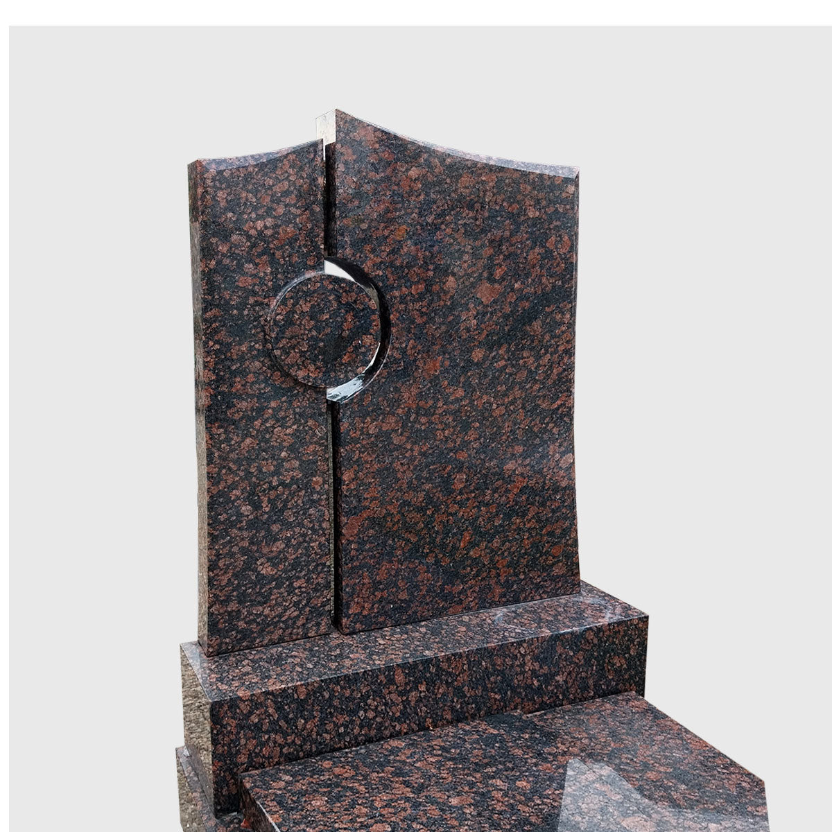 Grabanlage aus Tan Brown Granit – dunkelbrauner Naturstein mit rötlich-brauner Maserung