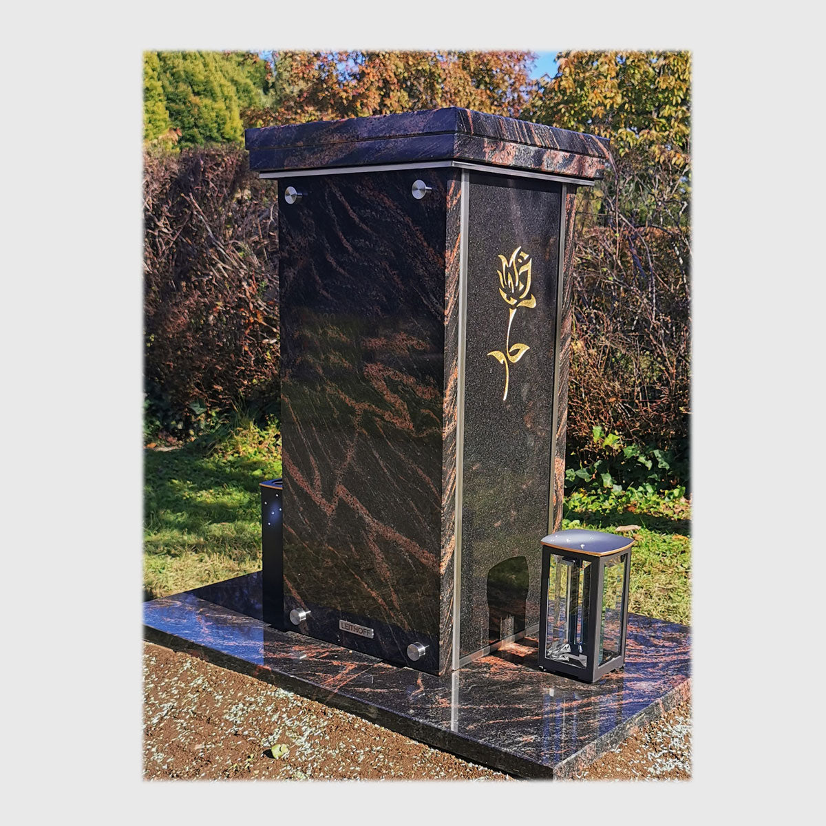 Moderne Urnensäule als Grabstein mit Gravur Rose
