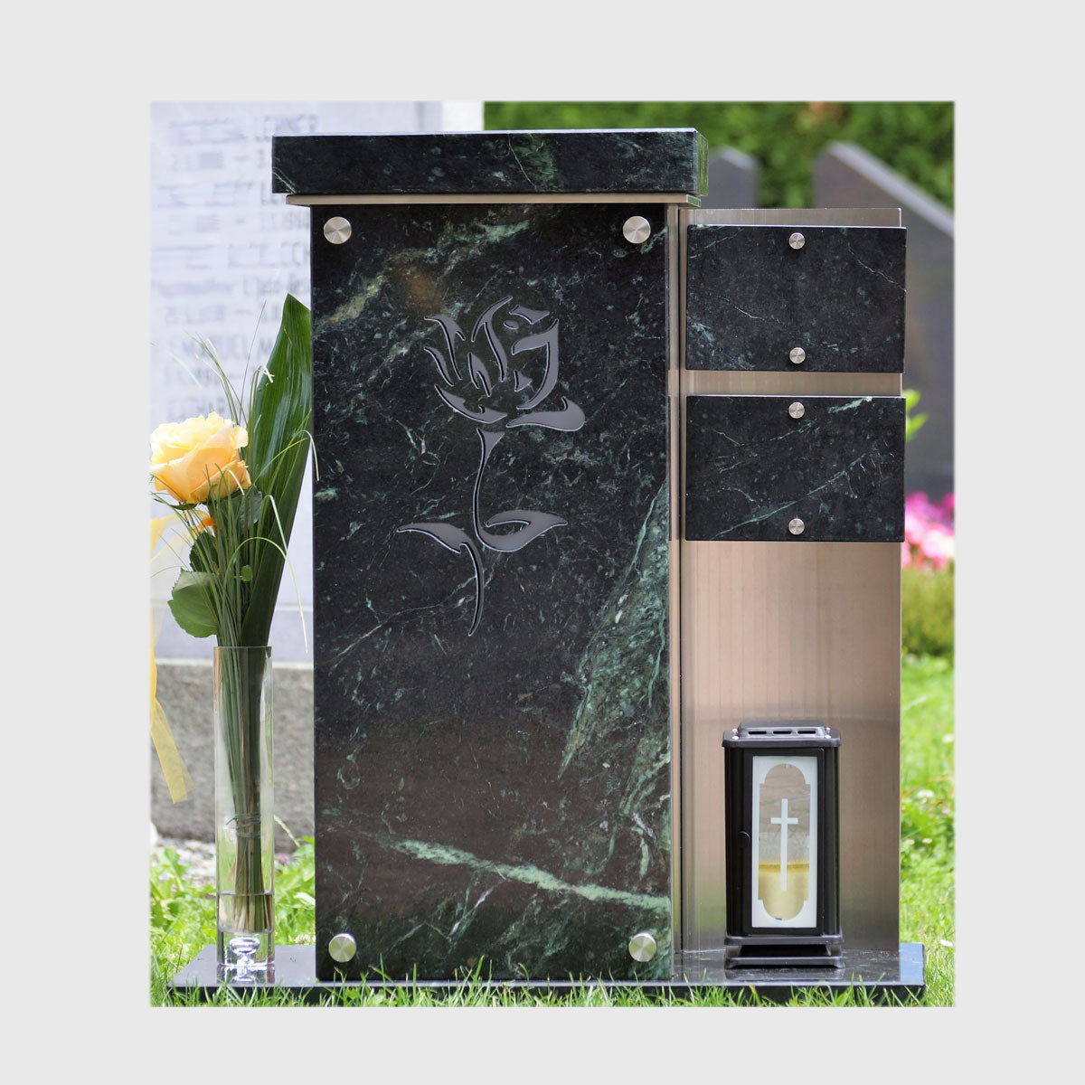 Moderne Urnensäule als Grabstein mit Gravur Rose