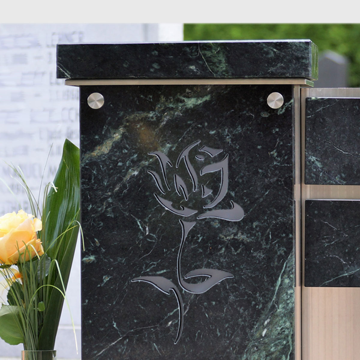 Moderne Urnensäule als Grabstein mit Gravur Rose