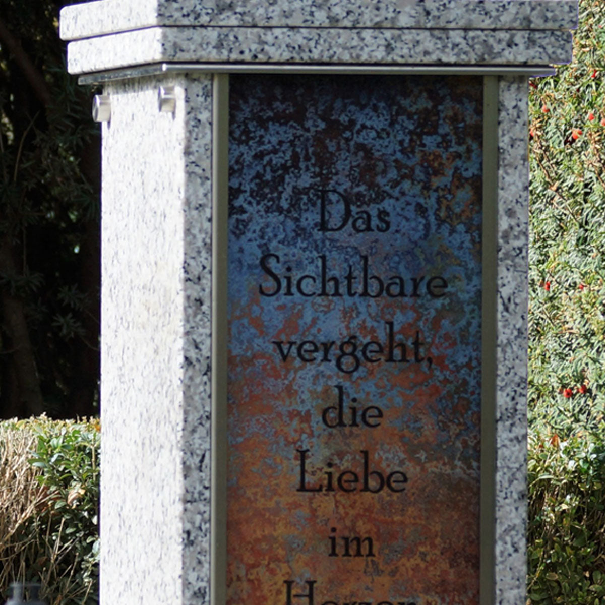 Urnensäule mit Laterne und Gravur – modernes Urnengrab