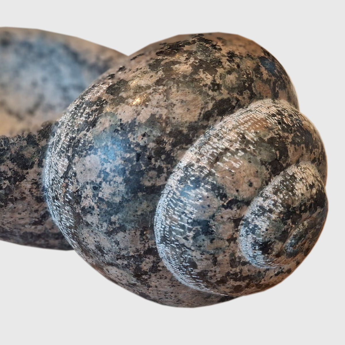 Naturstein Skulptur Schnecke aus Baltic Brown Granit