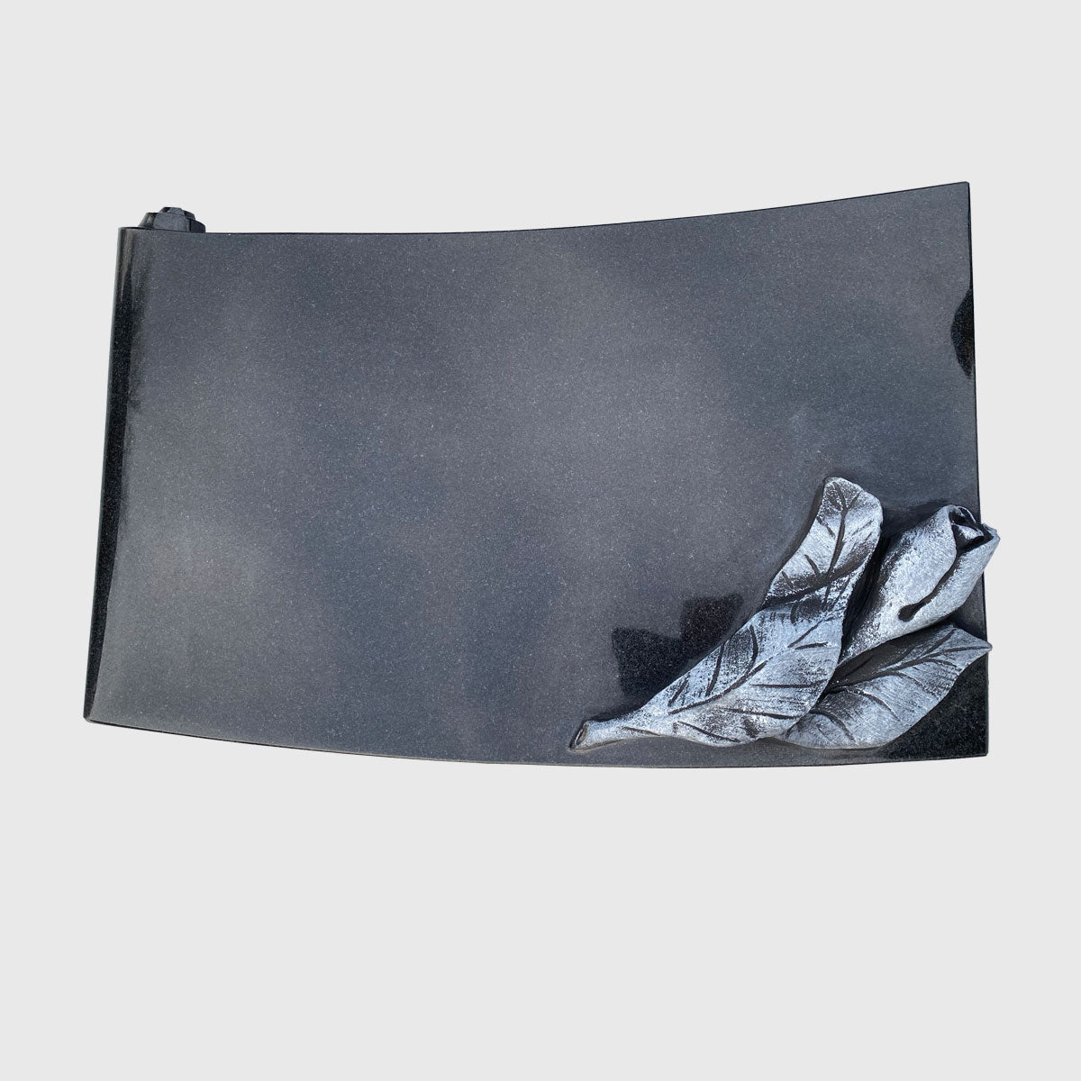 Schriftrolle aus Premium Black Granit mit Rosenornament