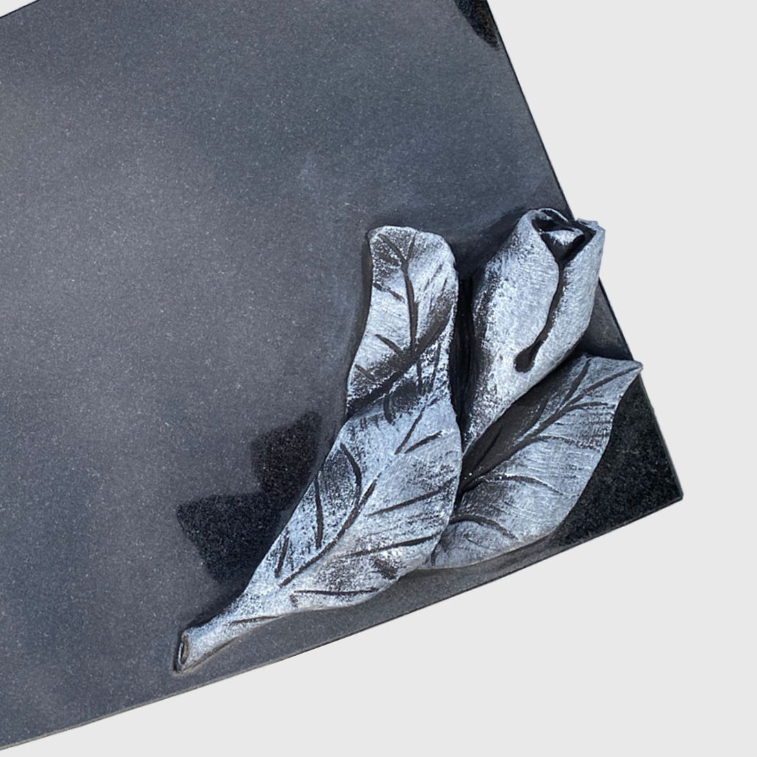 Schriftrolle aus Premium Black Granit mit Rosenornament