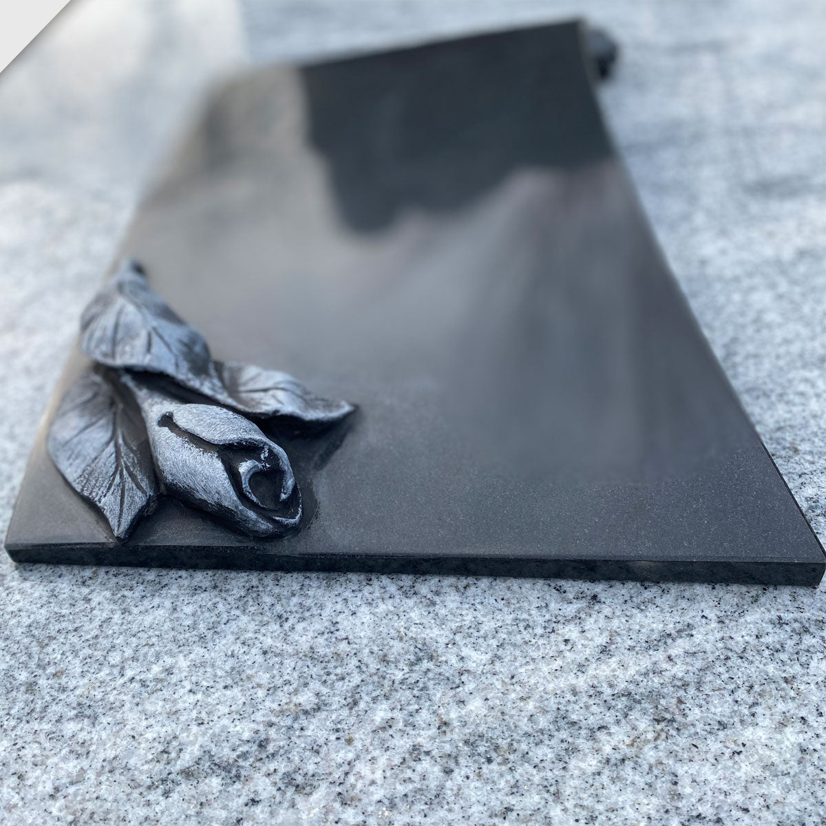 Schriftrolle aus Premium Black Granit mit Rosenornament