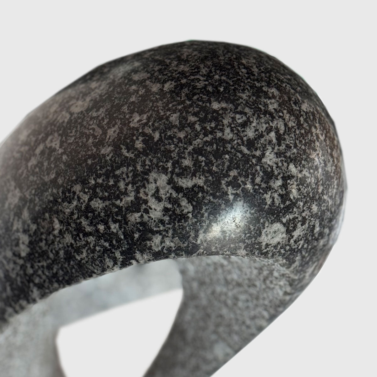 Figur Begegnung aus Gebhartser Granit kaufen – moderne Naturstein Skulptur in zeitlosem Design
