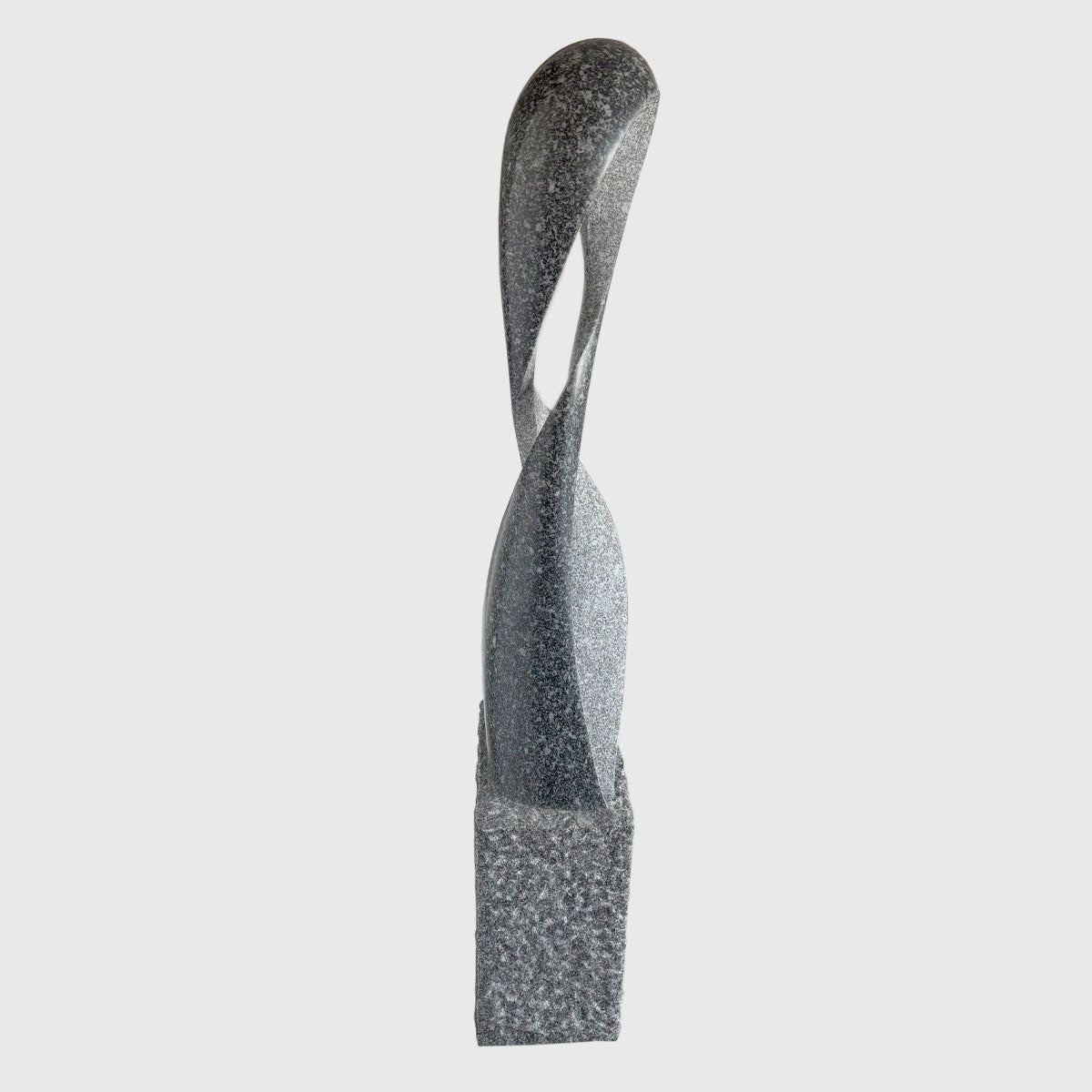 Figur Begegnung aus Gebhartser Granit kaufen – moderne Naturstein Skulptur in zeitlosem Design