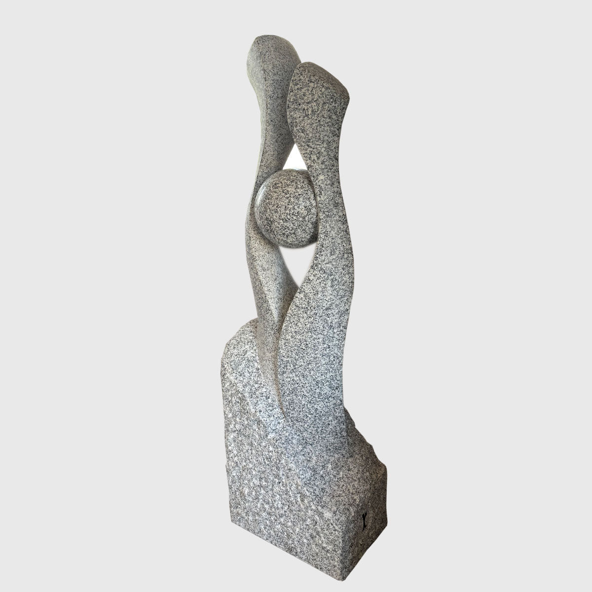 Figur Aufbruch aus Naturstein kaufen – moderne Kunstskulptur in ausdrucksstarkem Design