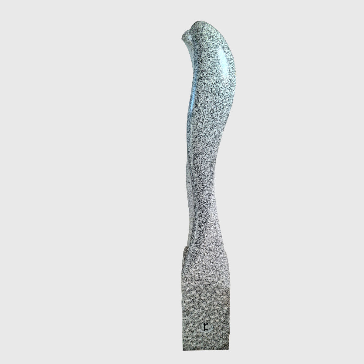 Skulptur aus Neuhauser Granit mit Herzmotiv – handgefertigte Steinfigur für Garten und Wohnbereich