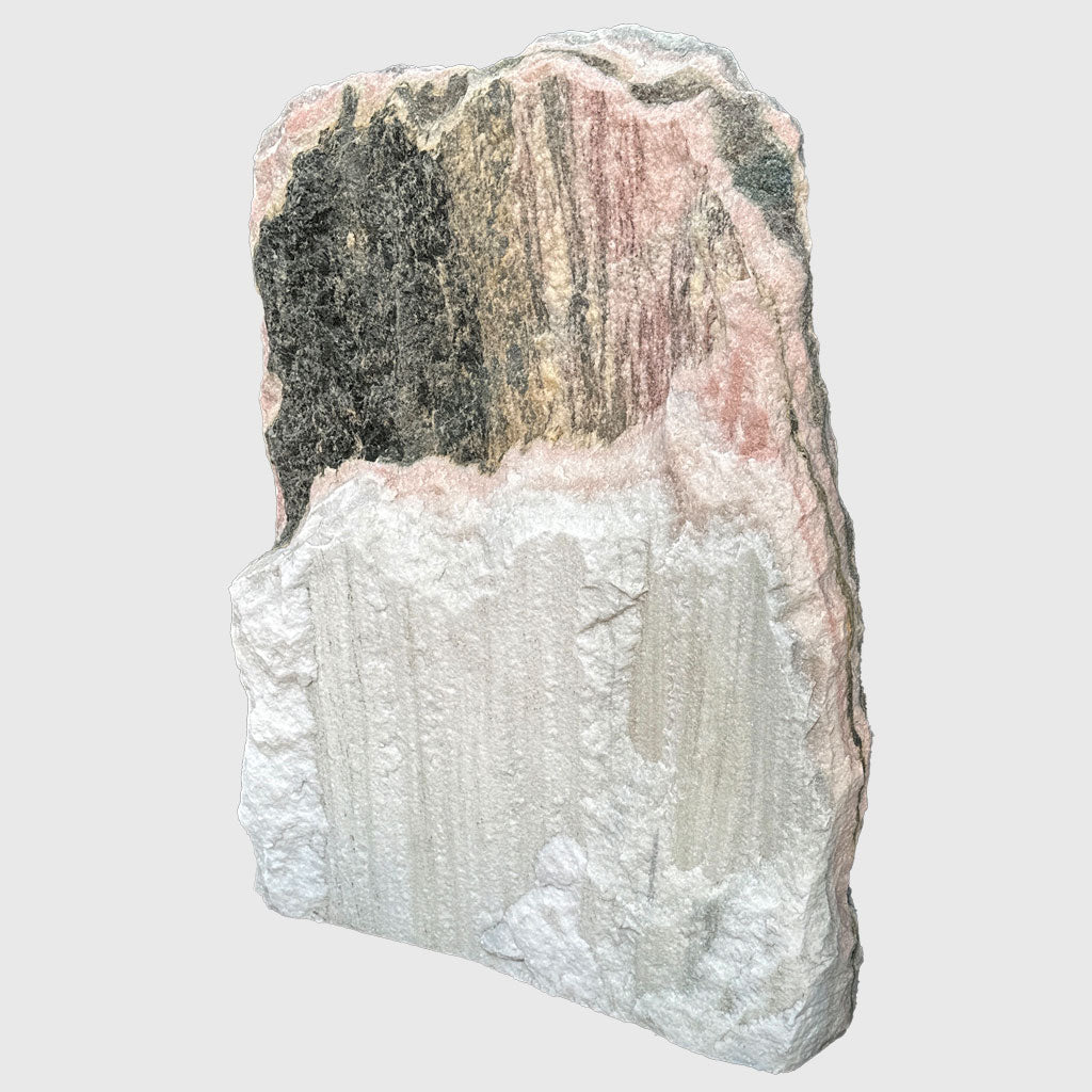 Natursteinfelsen aus Sölker Marmor mit Farbspiel in Weiß, Rosa und Grau – Stone Lounge