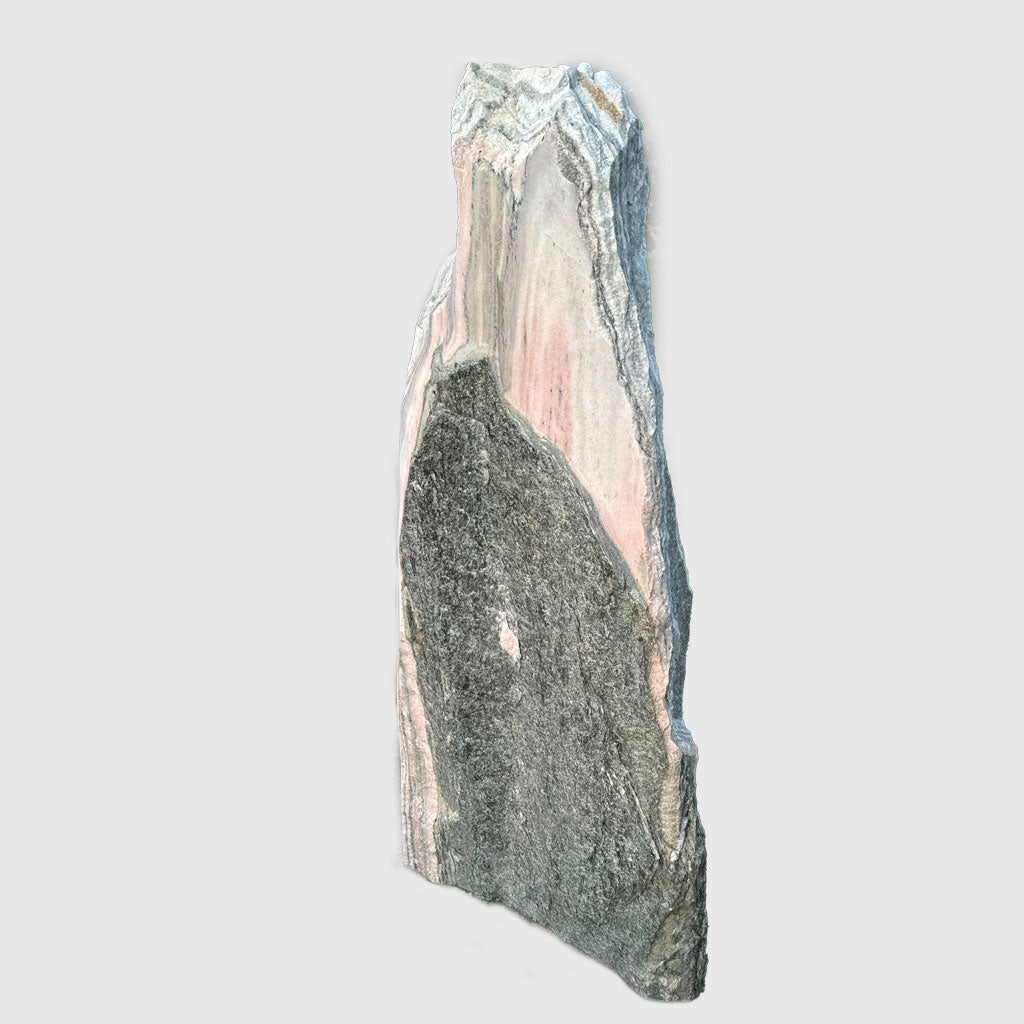 Natursteinfelsen Sölker Marmor, edler österreichischer Marmor mit Struktur in Grau, Weiß und Rosé – Stone Lounge