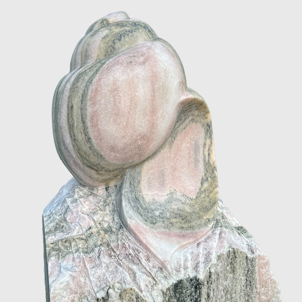 Natursteinfelsen aus Sölker Marmor mit eingearbeiteter Figur oben – Stone Lounge