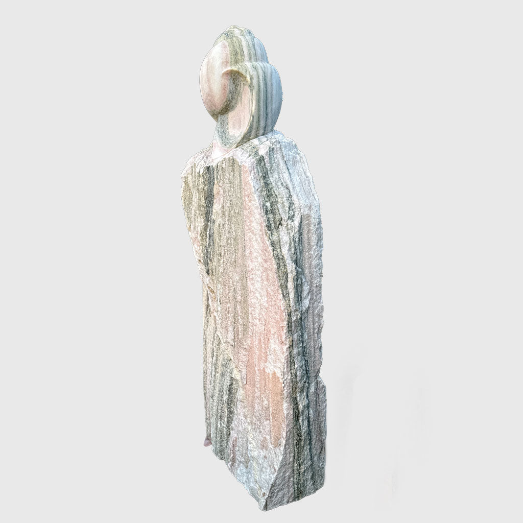 Natursteinfelsen aus Sölker Marmor mit eingearbeiteter Figur oben – Stone Lounge