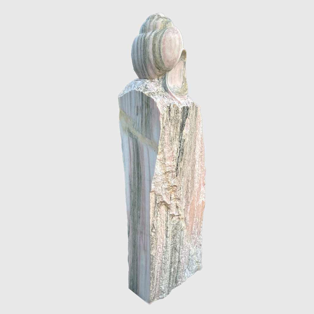 Natursteinfelsen aus Sölker Marmor mit eingearbeiteter Figur oben – Stone Lounge