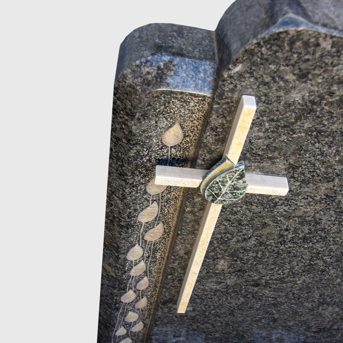 Grabstein aus Steel Grey Granit mit Metallkreuz und Blattornament – modernes, elegantes Naturstein-Grabmal